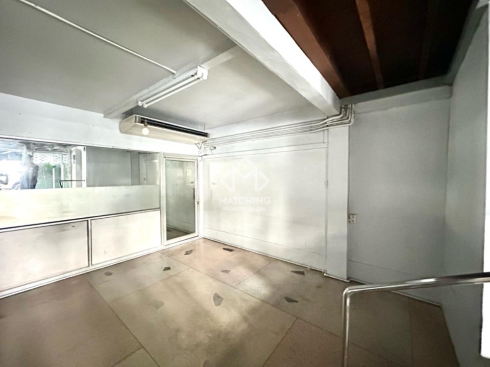 For RentShop HouseSukhumvit, Asoke, Thonglor : 3-booth of commercial building with lift — 1000 SQM for rent in heart of Sukhumvit, Thonglor-Phrom Phong