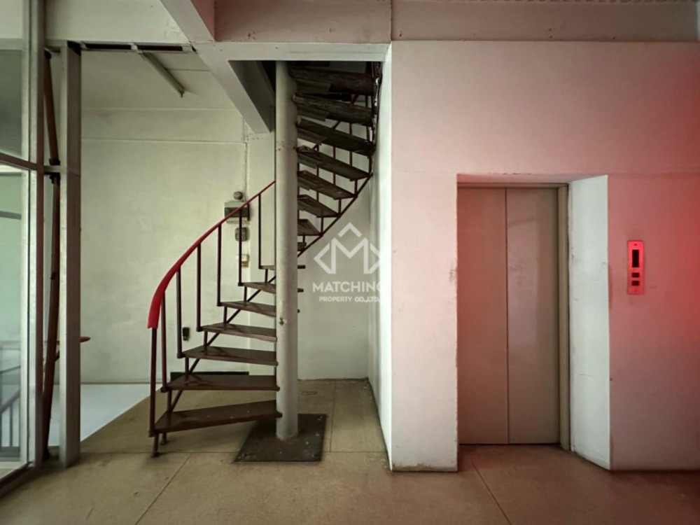 For RentShop HouseSukhumvit, Asoke, Thonglor : 3-booth of commercial building with lift — 1000 SQM for rent in heart of Sukhumvit, Thonglor-Phrom Phong