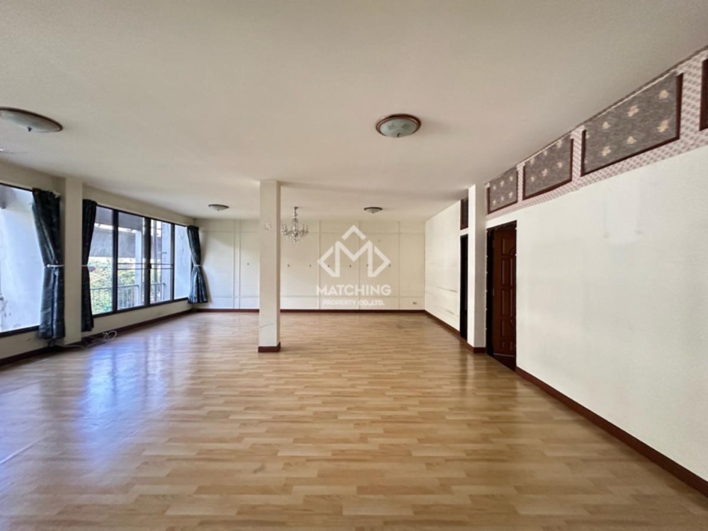 For RentShop HouseSukhumvit, Asoke, Thonglor : 3-booth of commercial building with lift — 1000 SQM for rent in heart of Sukhumvit, Thonglor-Phrom Phong