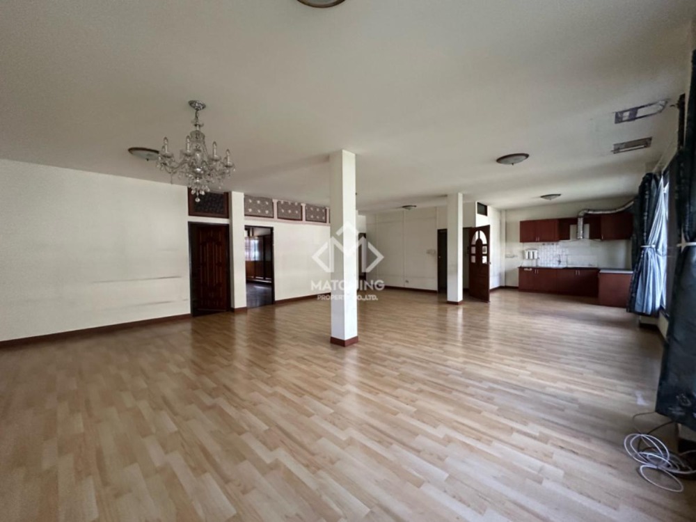 For RentShop HouseSukhumvit, Asoke, Thonglor : 3-booth of commercial building with lift — 1000 SQM for rent in heart of Sukhumvit, Thonglor-Phrom Phong