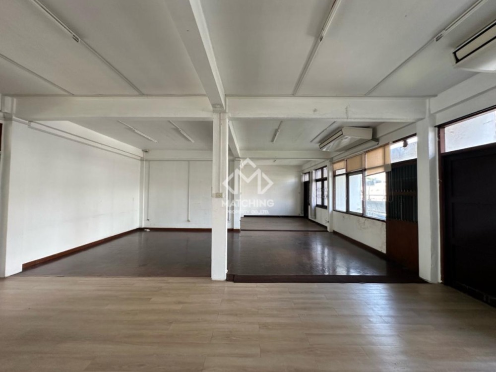 For RentShop HouseSukhumvit, Asoke, Thonglor : 3-booth of commercial building with lift — 1000 SQM for rent in heart of Sukhumvit, Thonglor-Phrom Phong