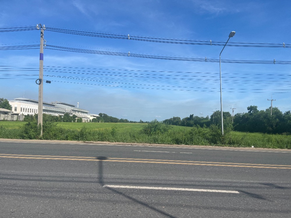 For SaleLandChachoengsao : Land for sale in Chachoengsao, 15 rai, next to the main road, purple color, for building a factory.