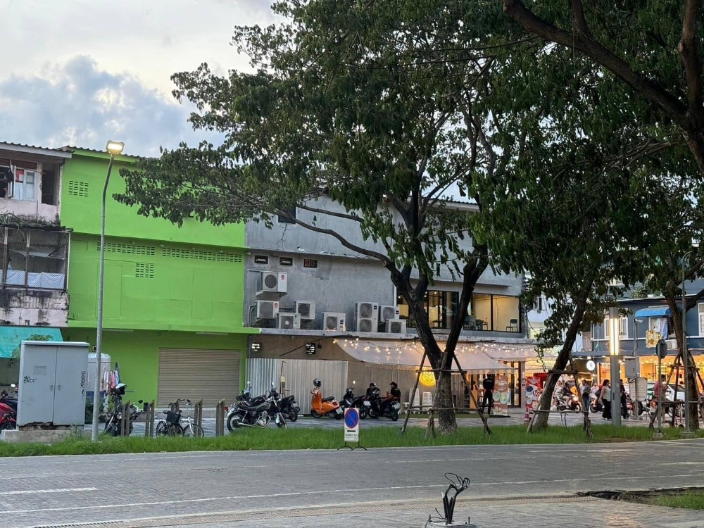 For LeaseholdRetail SpaceSiam Paragon ,Chulalongkorn,Samyan : ● For lease 2-unit, 3-storey building, Banthat Thong ● Row 71, previously used as a barbecue restaurant | 336.00 sq m. | Width 8 m., Depth 14 m.