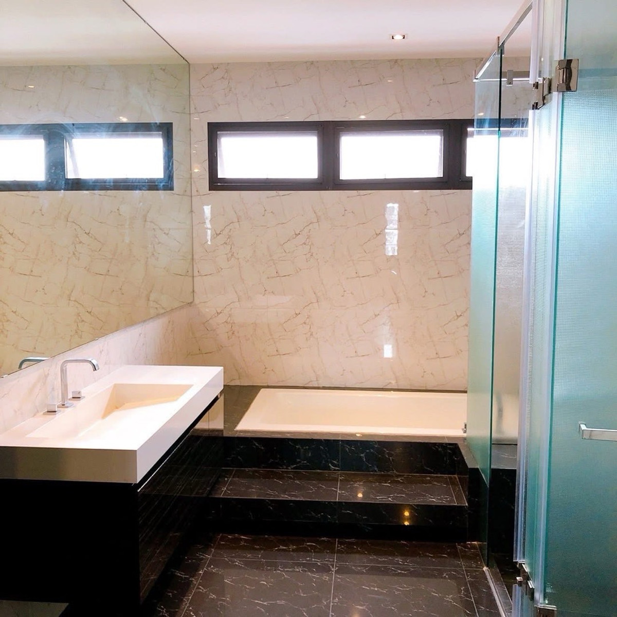 ให้เช่าทาวน์โฮมเกษตร นวมินทร์ ลาดปลาเค้า : 📢👇 ทาวน์เฮ้าส์ที่ The Landmark เอกมัย-รามอินทรา, 3 ชั้น, ตกแต่งสวยงาม, เดินทางสะดวกได้หลายเส้นทาง, ใกล้เซ็นทรัลอีสต์วิลล์