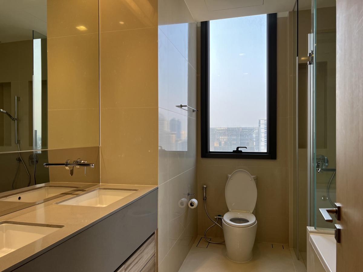 For SaleCondoSukhumvit, Asoke, Thonglor : 07/03/2026, Excellent location! 2-bedroom condo The Esse Asoke near BTS/MRT AsokeSize 75.5 sqm. Price 19.5 million with luxurious amenities!