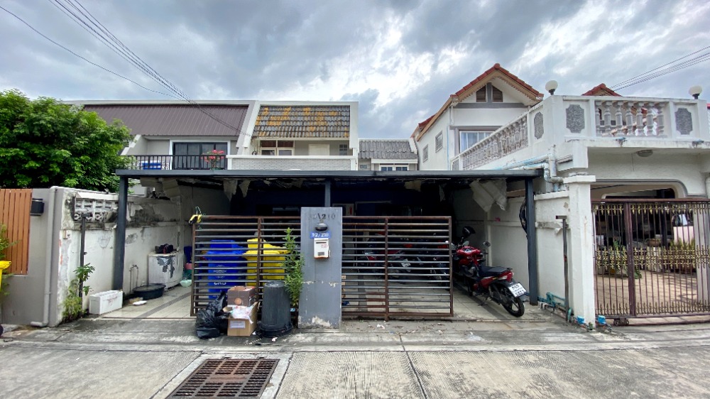 For SaleHouseChaengwatana, Muangthong : For sale semi-detached house, Chaeng Watthana Road, Soi Mu Ban Sahakorn Bin Thai 15, near MRT Muang Thong Thani