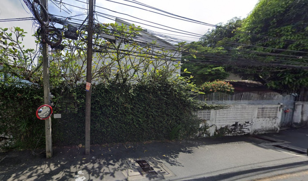 For SaleLandSukhumvit, Asoke, Thonglor : Urgent sale, land, Sukhumvit 27, size 126.9 sq m, near BTS Phrom Phong, Asoke, only 1 km.