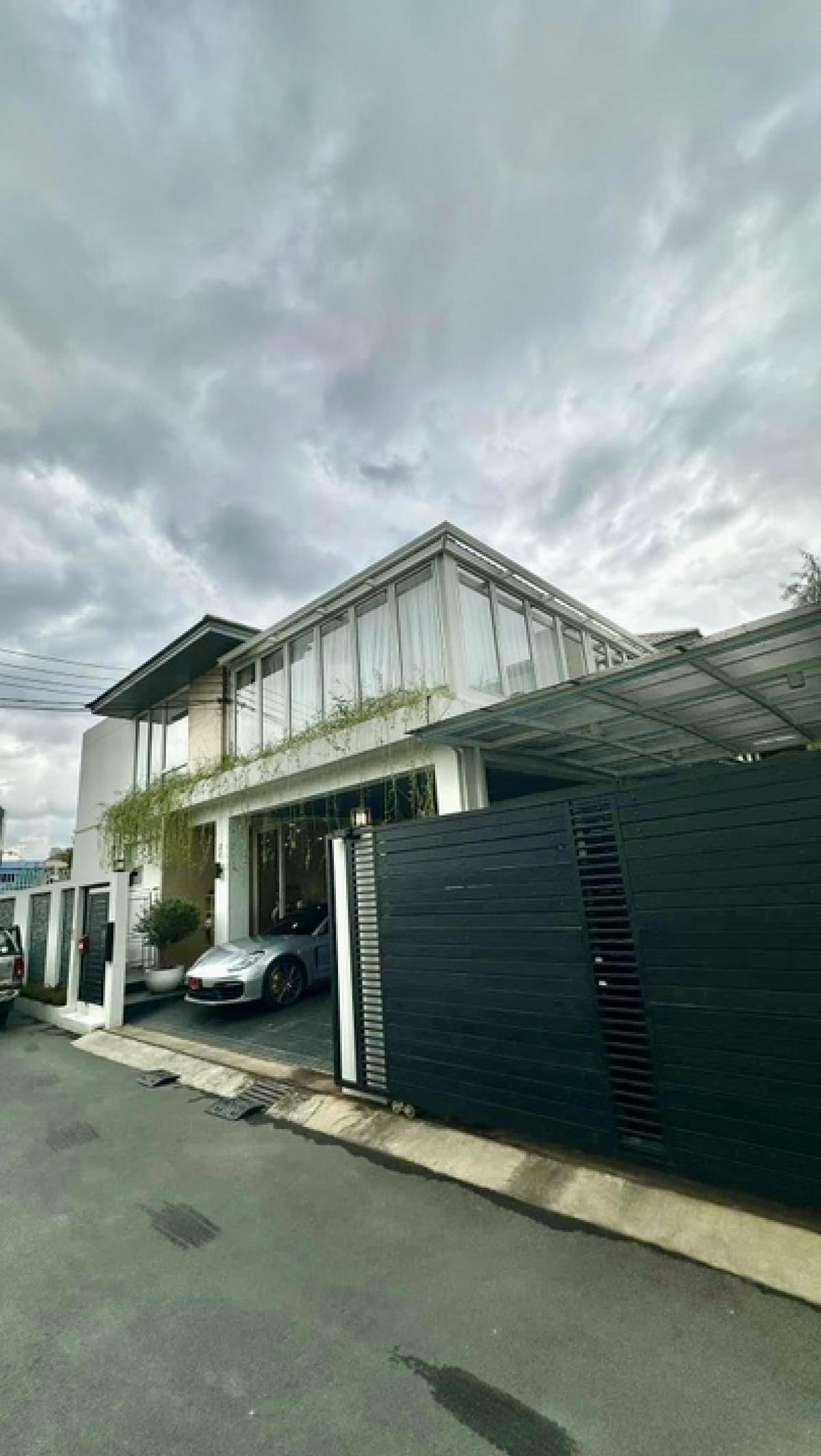 For SaleHouseSukhumvit, Asoke, Thonglor : Single house, recently renovated, convenient to travel on many routes, located in the Em District area, has a plan to build a swimming pool.