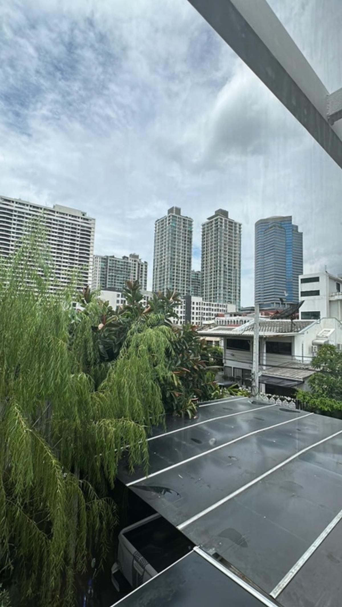 ขายบ้านสุขุมวิท อโศก ทองหล่อ : บ้านเดี่ยว เพิ่งรีโนเวท เดินทางสะดวกหลายเส้นทาง อยู่ในพื้นที่ Em District มีแปลนให้ทำสระว่ายน้ำได้