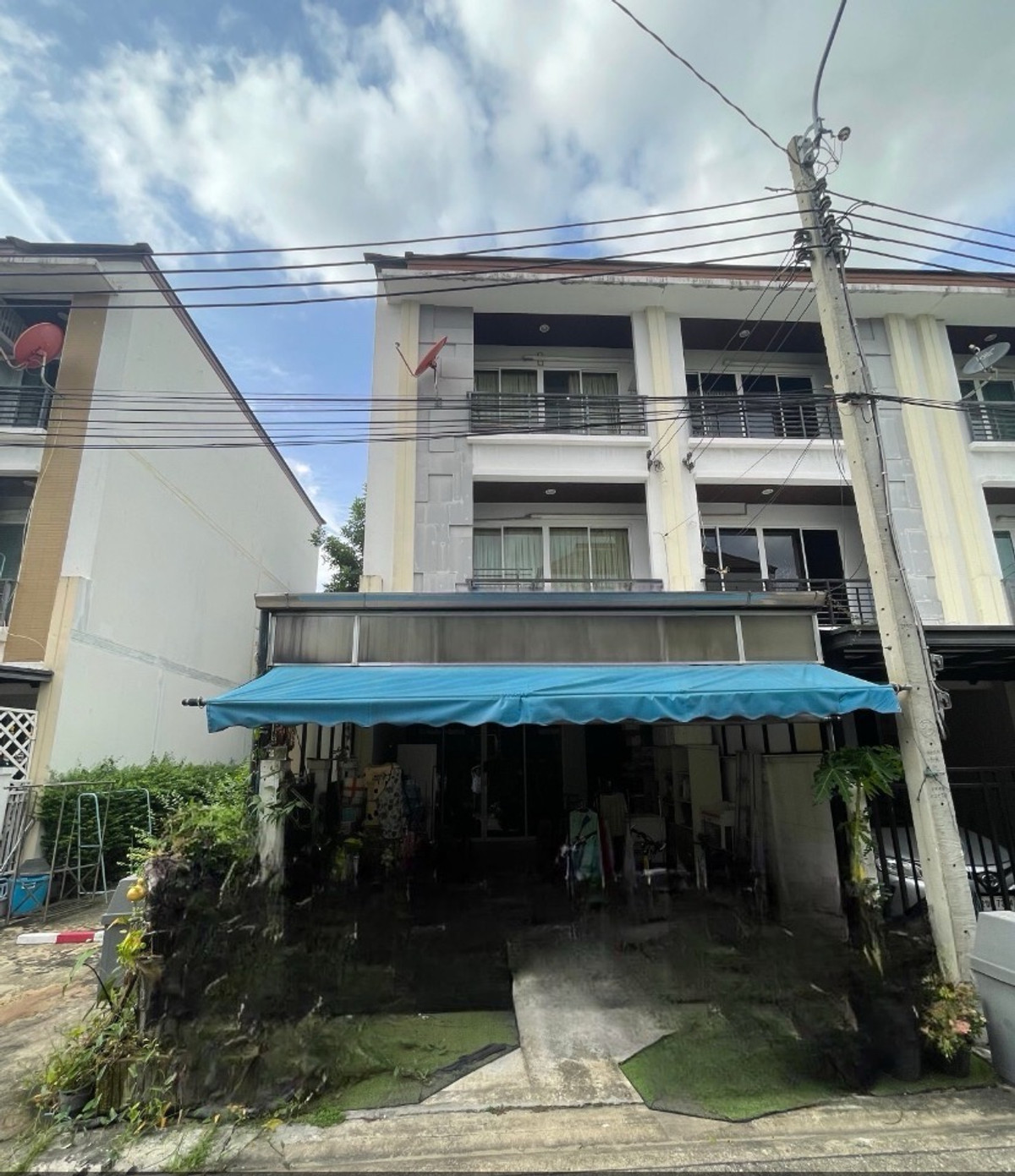 For SaleTownhomeRatchadapisek, Huaikwang, Suttisan : For sale: House in the middle of the city, Ratchada 36, ​​corner house, main road, 3-storey townhouse, no house opposite, roof extension, front and back, width 5 meters.