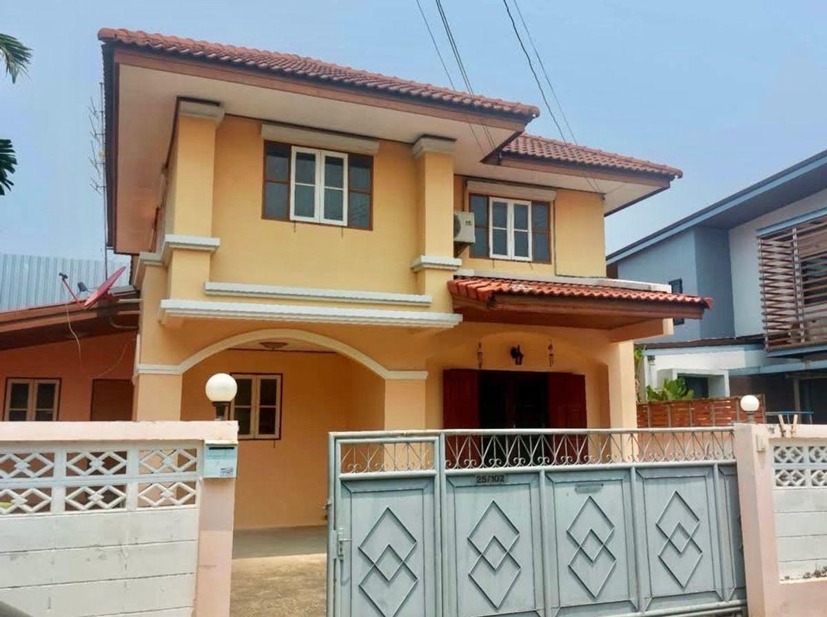 ให้เช่าบ้านนนทบุรี บางใหญ่ บางบัวทอง : ให้เช่า‼️บ้านเดี่ยว 2 ชั้นใกล้พลัสมอลล์บางใหญ่ นนทบุรี อยู่ในซอยวัดศรีประวัติ (ถนนสำเร็จพัฒนา) ใกล้พลัสมอลล์บางใหญ่ และเซ็นทรัลเวสเกตเนื้อที่ 50 ตร.ว. 4 ห้องนอน 2 ห้องน้ำ ที่จอดรถในบ้าน 2 คัน