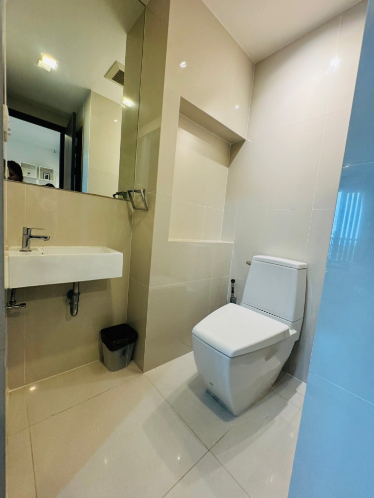 For SaleCondoOnnut, Udomsuk : Luxury condo for sale Rhythm Sukhumvit 44/1 Rhythm Sukhumvit 44/1 next to BTS Phra Khanong, beautifully decorated, ready to move in, best price in the project! 45.23 square meters, 6th floor, garden view, quiet, shady