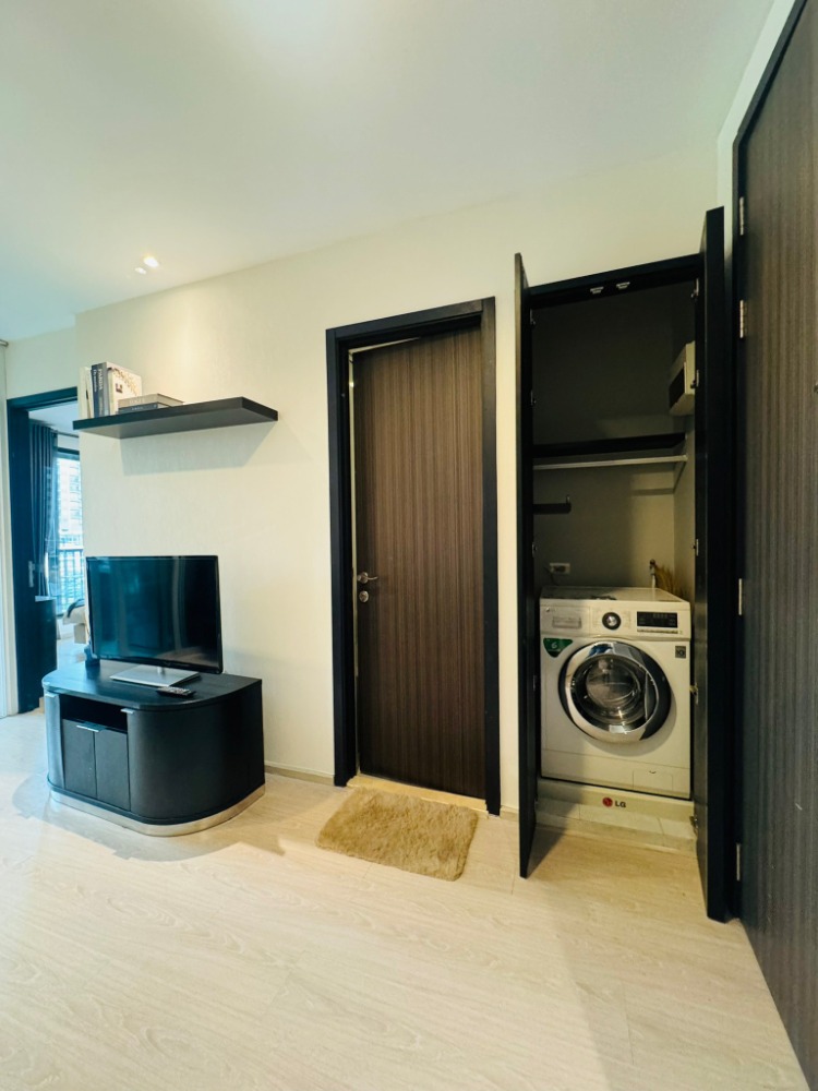 For SaleCondoOnnut, Udomsuk : Luxury condo for sale Rhythm Sukhumvit 44/1 Rhythm Sukhumvit 44/1 next to BTS Phra Khanong, beautifully decorated, ready to move in, best price in the project! 45.23 square meters, 6th floor, garden view, quiet, shady