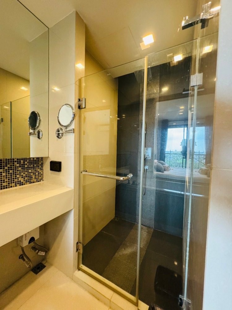 For SaleCondoOnnut, Udomsuk : Luxury condo for sale Rhythm Sukhumvit 44/1 Rhythm Sukhumvit 44/1 next to BTS Phra Khanong, beautifully decorated, ready to move in, best price in the project! 45.23 square meters, 6th floor, garden view, quiet, shady