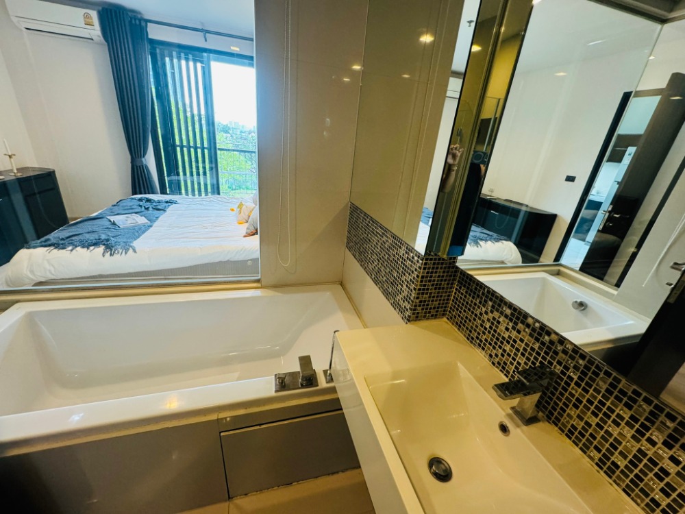 For SaleCondoOnnut, Udomsuk : Luxury condo for sale Rhythm Sukhumvit 44/1 Rhythm Sukhumvit 44/1 next to BTS Phra Khanong, beautifully decorated, ready to move in, best price in the project! 45.23 square meters, 6th floor, garden view, quiet, shady