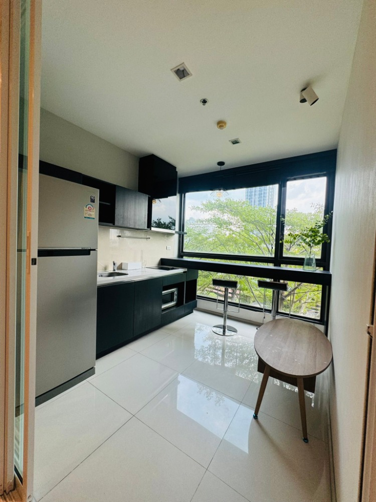 For SaleCondoOnnut, Udomsuk : Luxury condo for sale Rhythm Sukhumvit 44/1 Rhythm Sukhumvit 44/1 next to BTS Phra Khanong, beautifully decorated, ready to move in, best price in the project! 45.23 square meters, 6th floor, garden view, quiet, shady