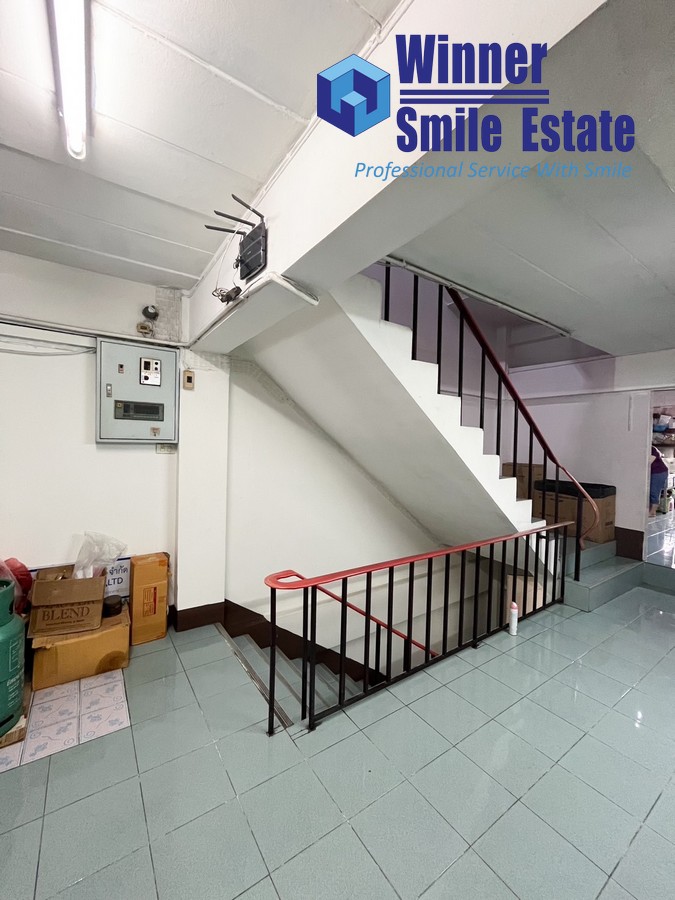 For SaleShop HouseLadkrabang, Suwannaphum Airport : 4-story shophouse for sale, land 31 sq m., next to King Kaew Road. Tiled and ready to move in, heading to On Nut, Lat Krabang, ready to do business.