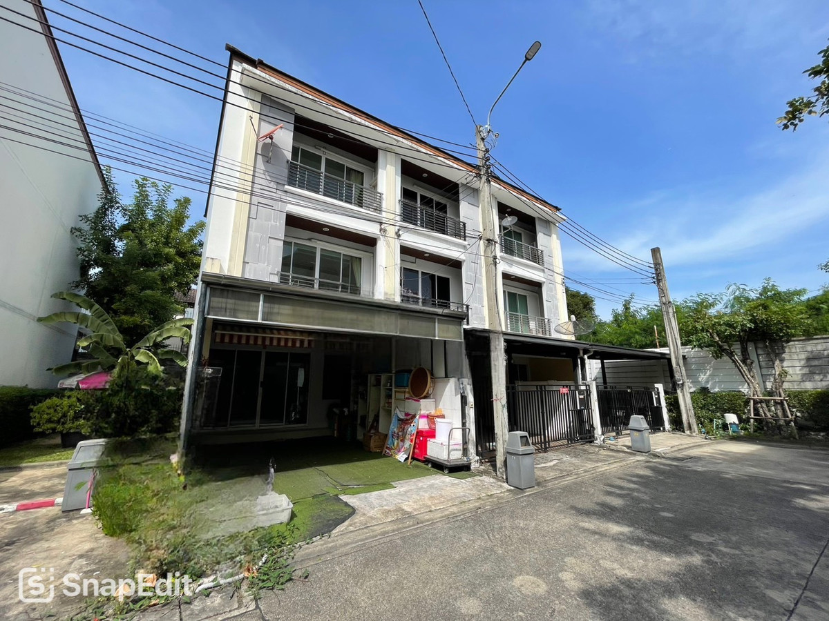 For SaleTownhomeRatchadapisek, Huaikwang, Suttisan : For sale: House in the middle of the city, Ratchada 36, ​​corner house, main road, 3-storey townhouse, no house opposite, roof extension, front and back, width 5 meters.