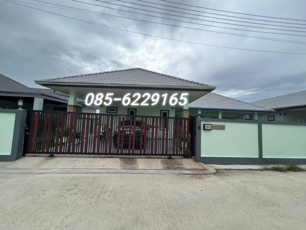For SaleHouseCha-am Phetchaburi : House for selling at a loss, a large ready-to-move-in pool villa for 3.89 million  Cha-am, Nong Ta Phot  💯 Cheapest in the project  ✅ 3 bedrooms, 2 bathrooms, 1 kitchen, 1 storage room  🏊 4*7 meter overflow pool  🚙 Parking in the house for 2 cars  👍