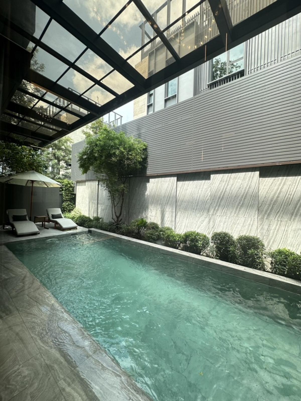 ขายบ้านเลียบทางด่วนรามอินทรา : 📢👇 บ้านสุดหรู พร้อมสระว่ายน้ำส่วนตัว สวนบนดาดฟ้า ขับ supercar เข้ามาจอดในห้องนั่งเล่นส่วนตัวได้  * Supercar Garage (ที่จอดรถในบ้านแบบติดแอร์)* Mancave Area (พื้นที่พักผ่อนที่เชื่อมกับ Supercar Garageและสระว่ายน้ำ)* Vault Room (ห้องนิรภัย) เดินทางสะดวก