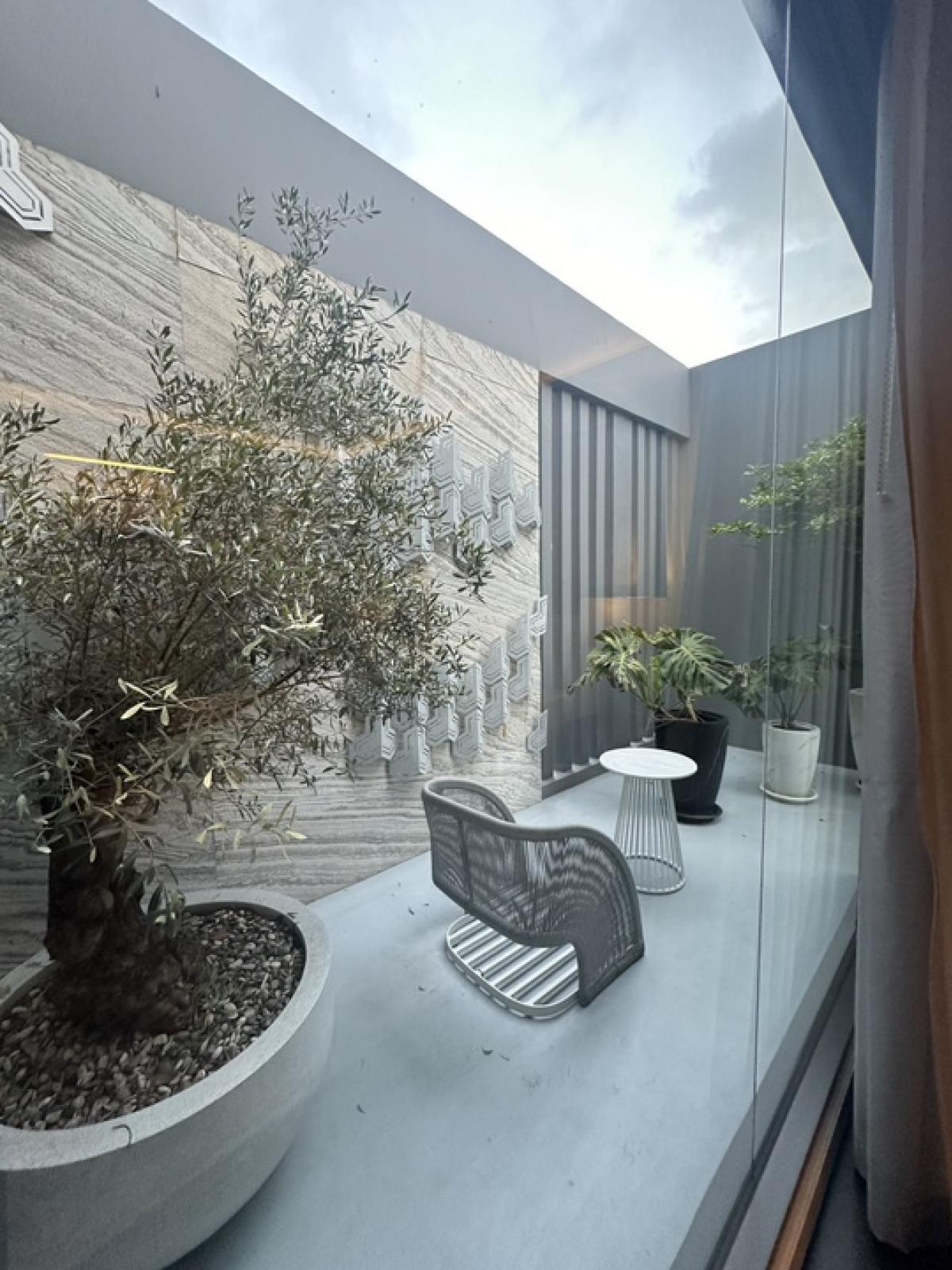 ขายบ้านเลียบทางด่วนรามอินทรา : 📢👇 บ้านสุดหรู พร้อมสระว่ายน้ำส่วนตัว สวนบนดาดฟ้า ขับ supercar เข้ามาจอดในห้องนั่งเล่นส่วนตัวได้  * Supercar Garage (ที่จอดรถในบ้านแบบติดแอร์)* Mancave Area (พื้นที่พักผ่อนที่เชื่อมกับ Supercar Garageและสระว่ายน้ำ)* Vault Room (ห้องนิรภัย) เดินทางสะดวก