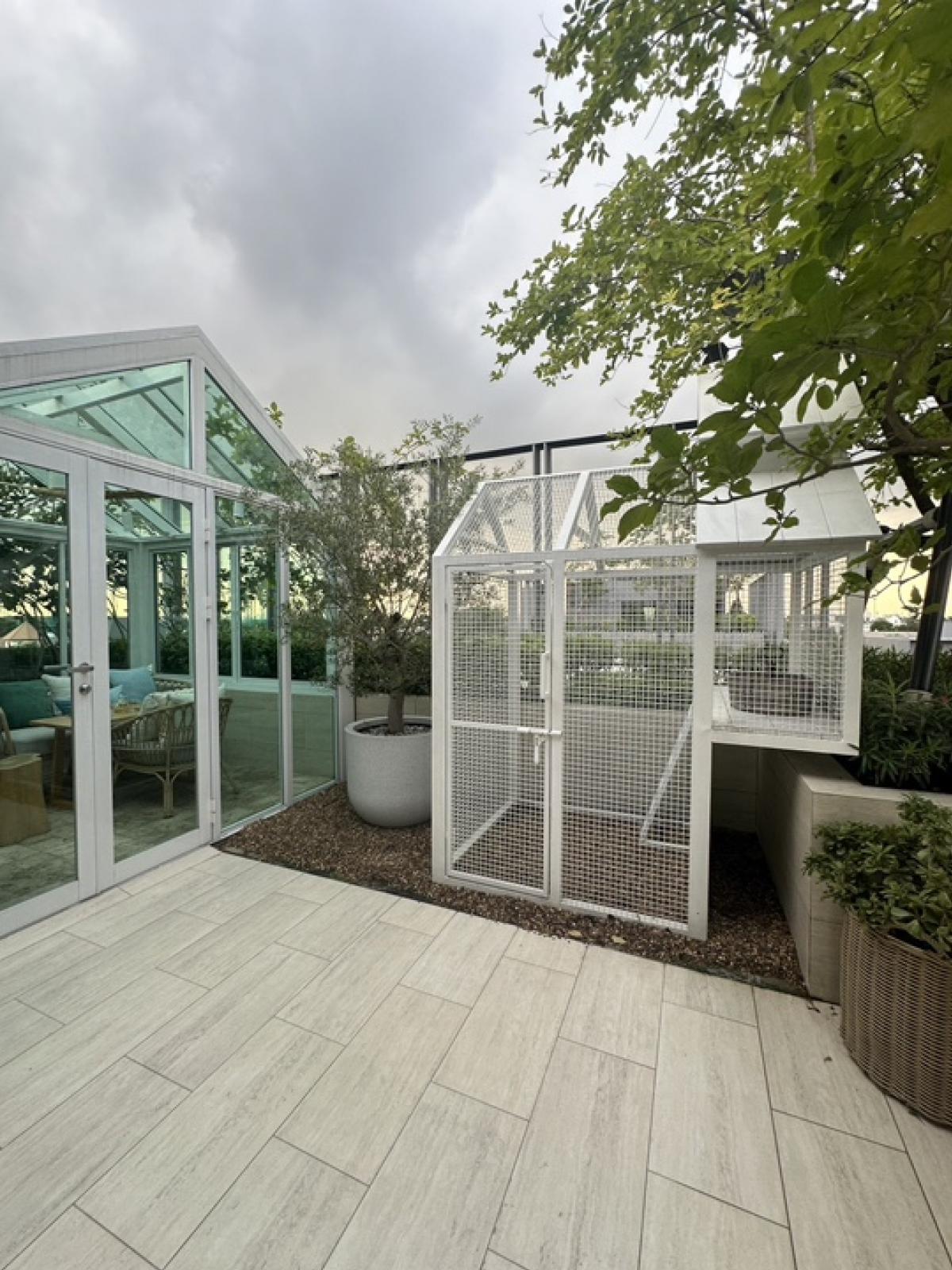 ขายบ้านเลียบทางด่วนรามอินทรา : 📢👇 บ้านสุดหรู พร้อมสระว่ายน้ำส่วนตัว สวนบนดาดฟ้า ขับ supercar เข้ามาจอดในห้องนั่งเล่นส่วนตัวได้  * Supercar Garage (ที่จอดรถในบ้านแบบติดแอร์)* Mancave Area (พื้นที่พักผ่อนที่เชื่อมกับ Supercar Garageและสระว่ายน้ำ)* Vault Room (ห้องนิรภัย) เดินทางสะดวก