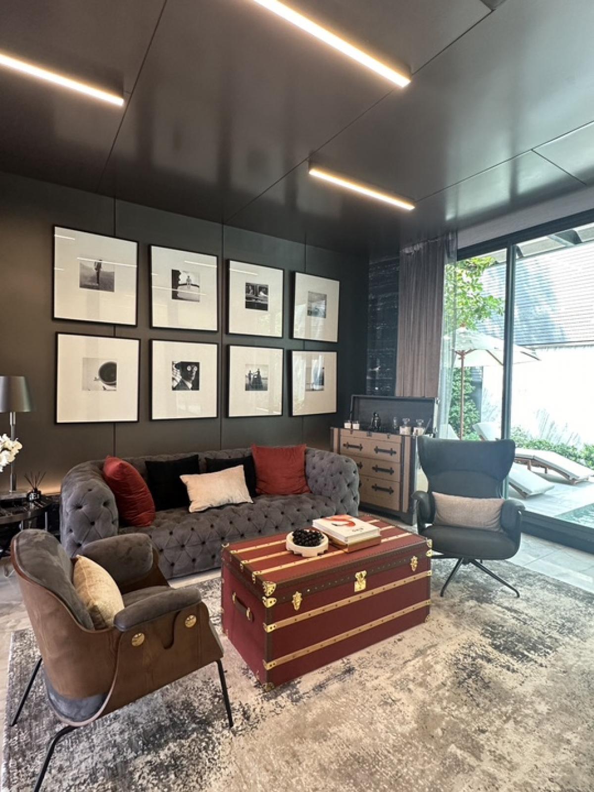 ขายบ้านเลียบทางด่วนรามอินทรา : 📢👇 บ้านสุดหรู พร้อมสระว่ายน้ำส่วนตัว สวนบนดาดฟ้า ขับ supercar เข้ามาจอดในห้องนั่งเล่นส่วนตัวได้  * Supercar Garage (ที่จอดรถในบ้านแบบติดแอร์)* Mancave Area (พื้นที่พักผ่อนที่เชื่อมกับ Supercar Garageและสระว่ายน้ำ)* Vault Room (ห้องนิรภัย) เดินทางสะดวก