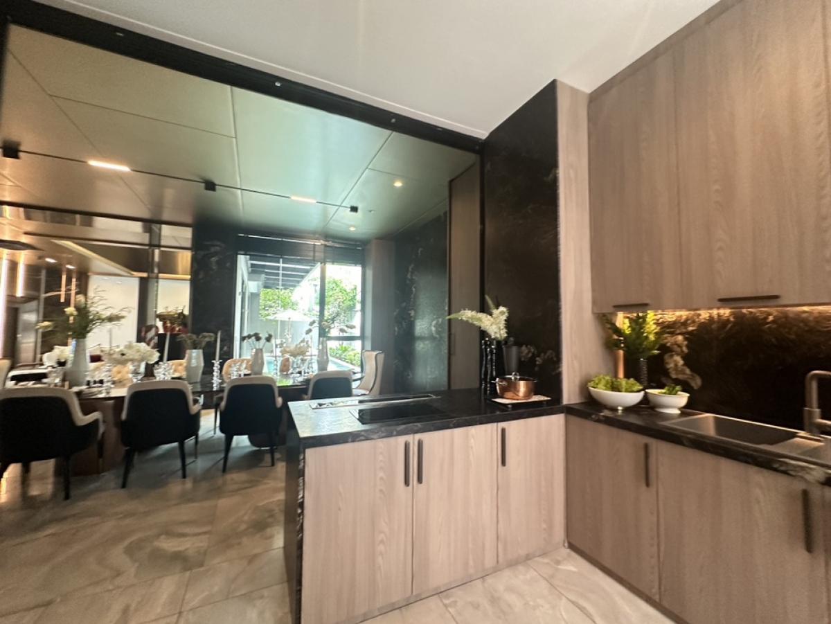 ขายบ้านเลียบทางด่วนรามอินทรา : 📢👇 บ้านสุดหรู พร้อมสระว่ายน้ำส่วนตัว สวนบนดาดฟ้า ขับ supercar เข้ามาจอดในห้องนั่งเล่นส่วนตัวได้  * Supercar Garage (ที่จอดรถในบ้านแบบติดแอร์)* Mancave Area (พื้นที่พักผ่อนที่เชื่อมกับ Supercar Garageและสระว่ายน้ำ)* Vault Room (ห้องนิรภัย) เดินทางสะดวก