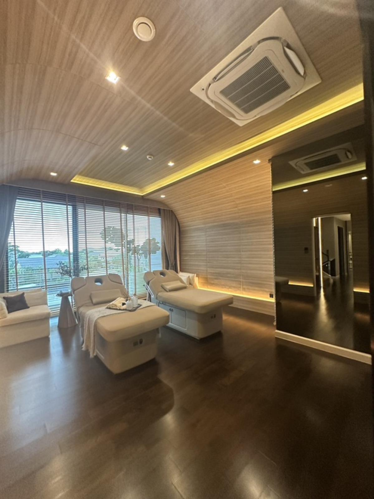 ขายบ้านเลียบทางด่วนรามอินทรา : 📢👇 บ้านสุดหรู พร้อมสระว่ายน้ำส่วนตัว สวนบนดาดฟ้า ขับ supercar เข้ามาจอดในห้องนั่งเล่นส่วนตัวได้  * Supercar Garage (ที่จอดรถในบ้านแบบติดแอร์)* Mancave Area (พื้นที่พักผ่อนที่เชื่อมกับ Supercar Garageและสระว่ายน้ำ)* Vault Room (ห้องนิรภัย) เดินทางสะดวก