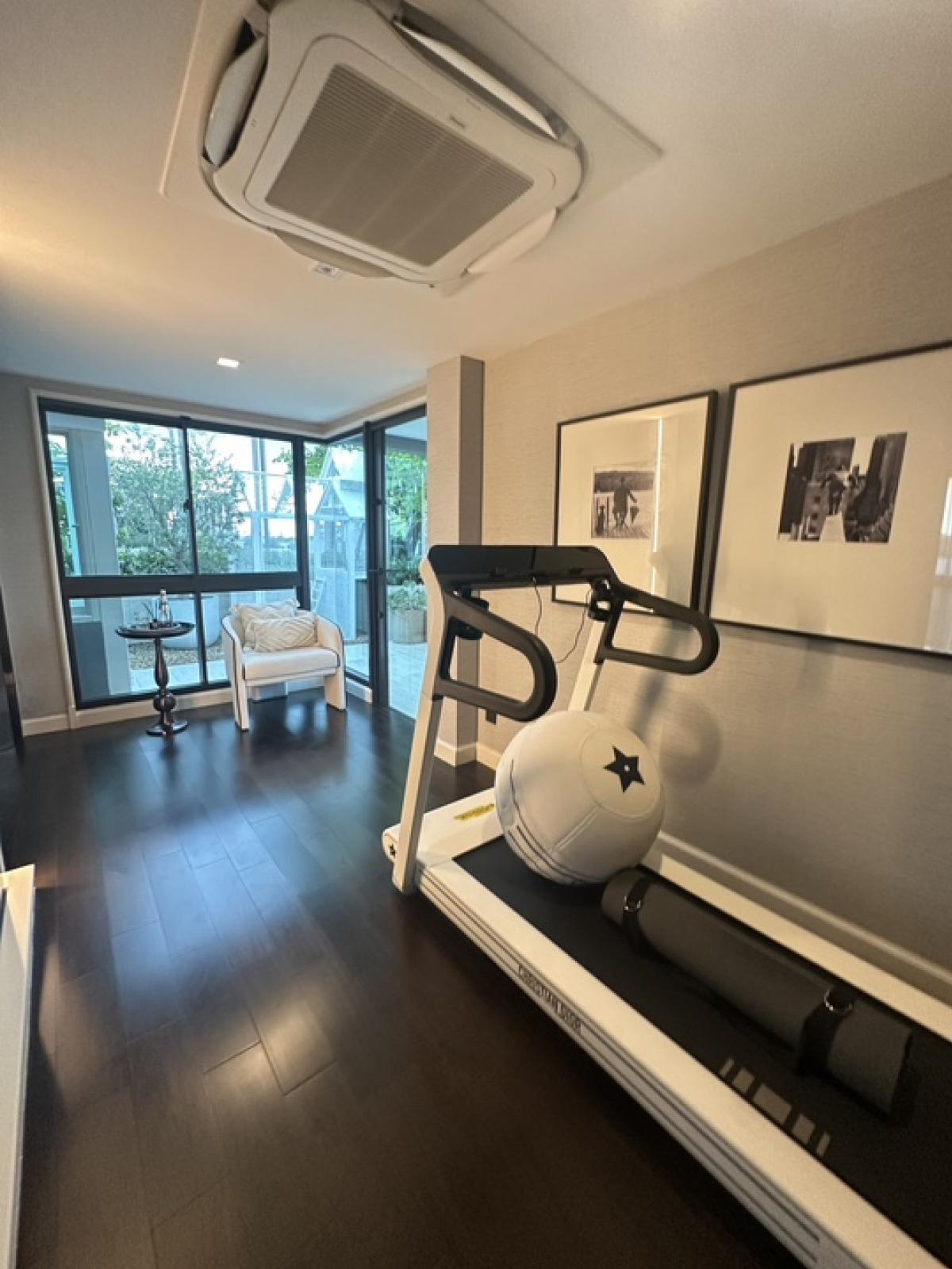 ขายบ้านเลียบทางด่วนรามอินทรา : 📢👇 บ้านสุดหรู พร้อมสระว่ายน้ำส่วนตัว สวนบนดาดฟ้า ขับ supercar เข้ามาจอดในห้องนั่งเล่นส่วนตัวได้  * Supercar Garage (ที่จอดรถในบ้านแบบติดแอร์)* Mancave Area (พื้นที่พักผ่อนที่เชื่อมกับ Supercar Garageและสระว่ายน้ำ)* Vault Room (ห้องนิรภัย) เดินทางสะดวก