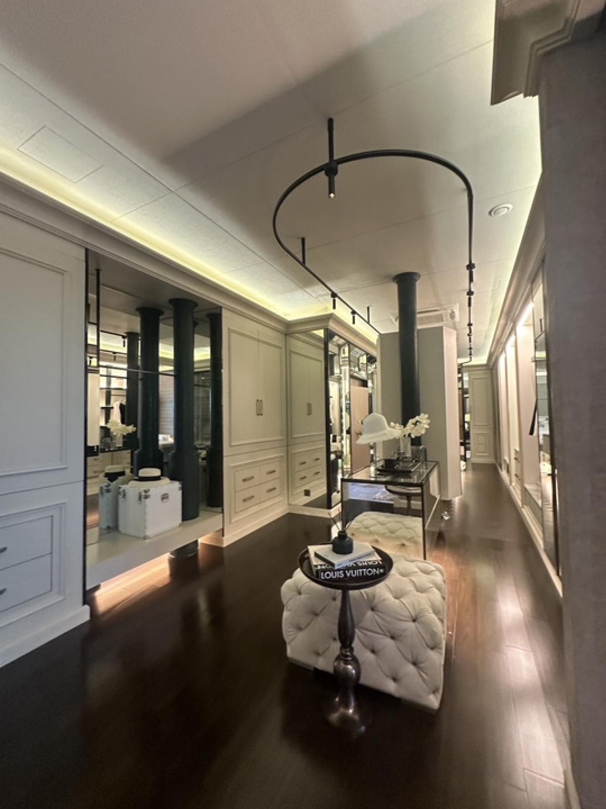 ขายบ้านเลียบทางด่วนรามอินทรา : 📢👇 บ้านสุดหรู พร้อมสระว่ายน้ำส่วนตัว สวนบนดาดฟ้า ขับ supercar เข้ามาจอดในห้องนั่งเล่นส่วนตัวได้  * Supercar Garage (ที่จอดรถในบ้านแบบติดแอร์)* Mancave Area (พื้นที่พักผ่อนที่เชื่อมกับ Supercar Garageและสระว่ายน้ำ)* Vault Room (ห้องนิรภัย) เดินทางสะดวก