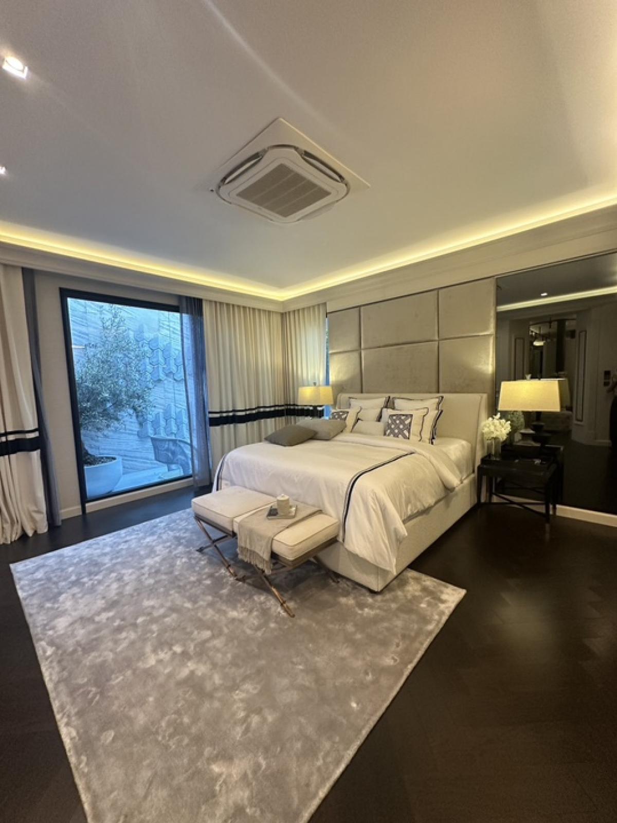 ขายบ้านเลียบทางด่วนรามอินทรา : 📢👇 บ้านสุดหรู พร้อมสระว่ายน้ำส่วนตัว สวนบนดาดฟ้า ขับ supercar เข้ามาจอดในห้องนั่งเล่นส่วนตัวได้  * Supercar Garage (ที่จอดรถในบ้านแบบติดแอร์)* Mancave Area (พื้นที่พักผ่อนที่เชื่อมกับ Supercar Garageและสระว่ายน้ำ)* Vault Room (ห้องนิรภัย) เดินทางสะดวก