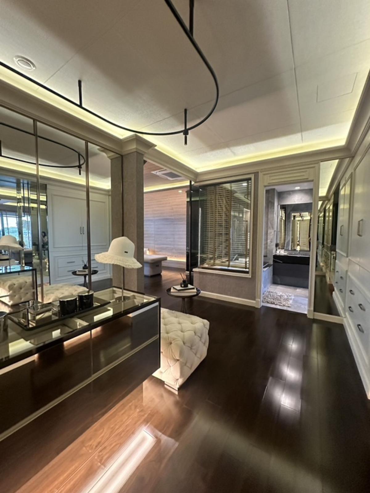 ขายบ้านเลียบทางด่วนรามอินทรา : 📢👇 บ้านสุดหรู พร้อมสระว่ายน้ำส่วนตัว สวนบนดาดฟ้า ขับ supercar เข้ามาจอดในห้องนั่งเล่นส่วนตัวได้  * Supercar Garage (ที่จอดรถในบ้านแบบติดแอร์)* Mancave Area (พื้นที่พักผ่อนที่เชื่อมกับ Supercar Garageและสระว่ายน้ำ)* Vault Room (ห้องนิรภัย) เดินทางสะดวก