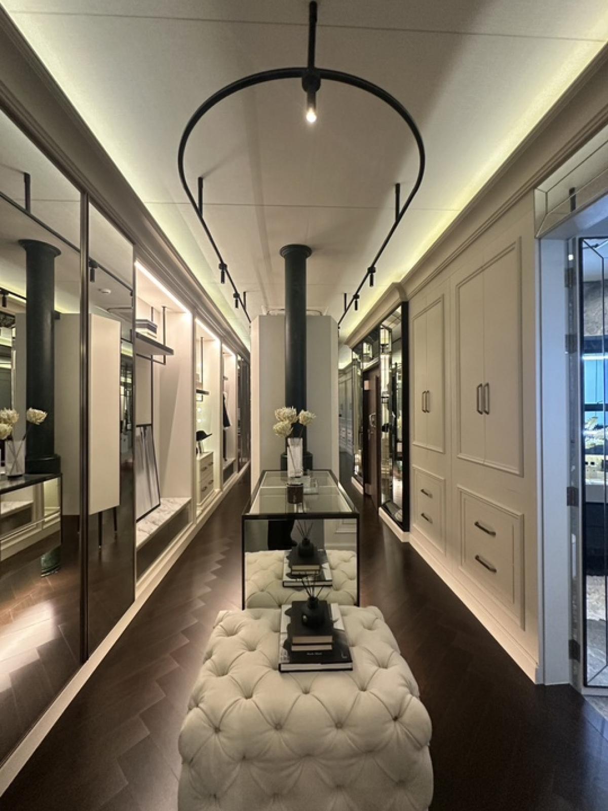 ขายบ้านเลียบทางด่วนรามอินทรา : 📢👇 บ้านสุดหรู พร้อมสระว่ายน้ำส่วนตัว สวนบนดาดฟ้า ขับ supercar เข้ามาจอดในห้องนั่งเล่นส่วนตัวได้  * Supercar Garage (ที่จอดรถในบ้านแบบติดแอร์)* Mancave Area (พื้นที่พักผ่อนที่เชื่อมกับ Supercar Garageและสระว่ายน้ำ)* Vault Room (ห้องนิรภัย) เดินทางสะดวก