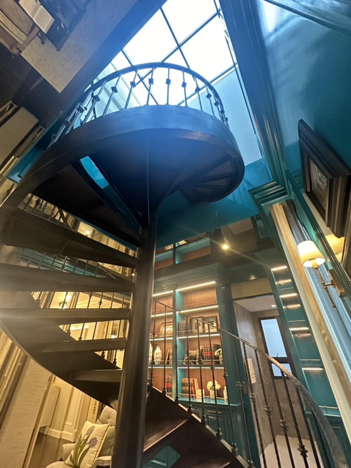 ขายบ้านเลียบทางด่วนรามอินทรา : 📢👇 บ้านสุดหรู พร้อมสระว่ายน้ำส่วนตัว สวนบนดาดฟ้า ขับ supercar เข้ามาจอดในห้องนั่งเล่นส่วนตัวได้  * Supercar Garage (ที่จอดรถในบ้านแบบติดแอร์)* Mancave Area (พื้นที่พักผ่อนที่เชื่อมกับ Supercar Garageและสระว่ายน้ำ)* Vault Room (ห้องนิรภัย) เดินทางสะดวก