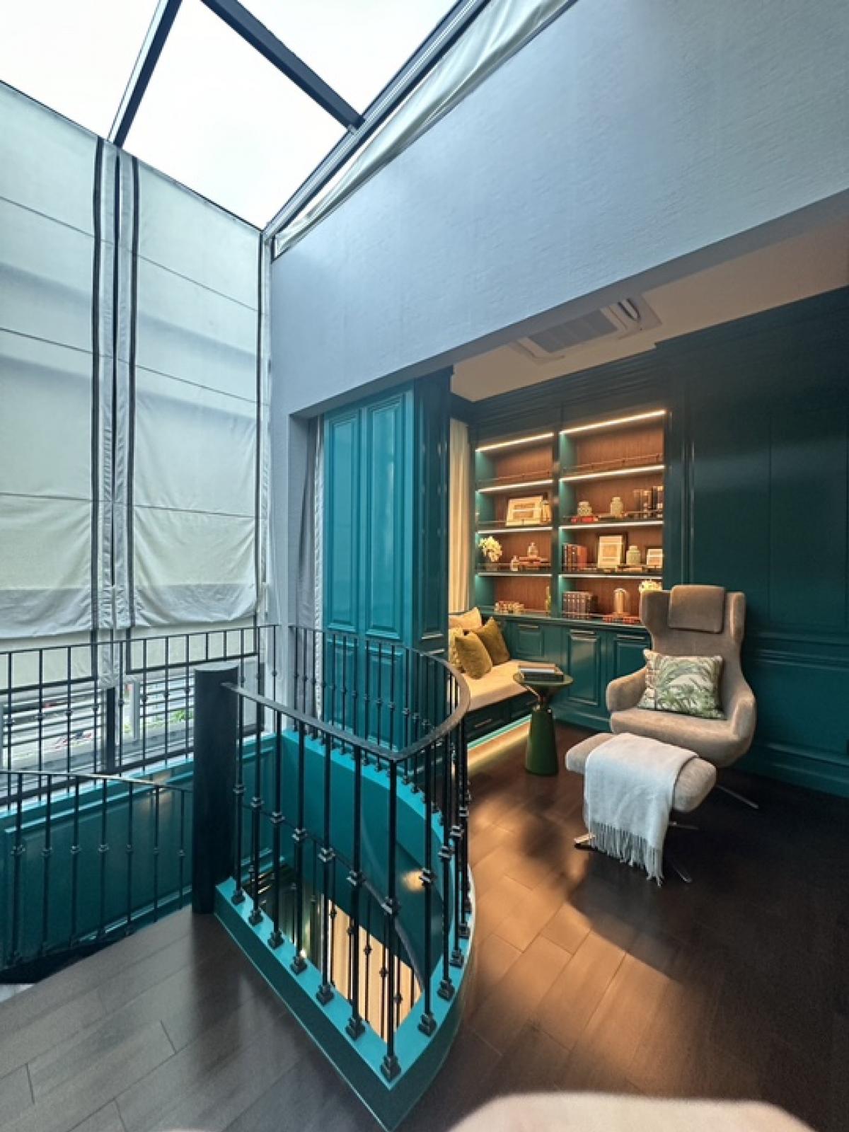 ขายบ้านเลียบทางด่วนรามอินทรา : 📢👇 บ้านสุดหรู พร้อมสระว่ายน้ำส่วนตัว สวนบนดาดฟ้า ขับ supercar เข้ามาจอดในห้องนั่งเล่นส่วนตัวได้  * Supercar Garage (ที่จอดรถในบ้านแบบติดแอร์)* Mancave Area (พื้นที่พักผ่อนที่เชื่อมกับ Supercar Garageและสระว่ายน้ำ)* Vault Room (ห้องนิรภัย) เดินทางสะดวก