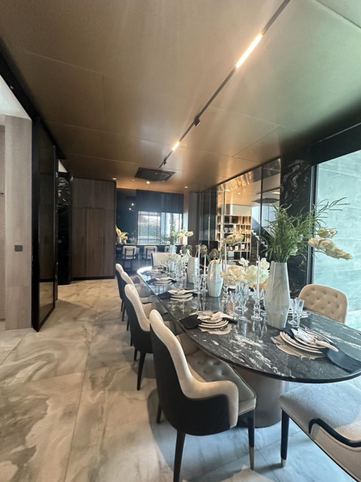 ขายบ้านเลียบทางด่วนรามอินทรา : 📢👇 บ้านสุดหรู พร้อมสระว่ายน้ำส่วนตัว สวนบนดาดฟ้า ขับ supercar เข้ามาจอดในห้องนั่งเล่นส่วนตัวได้  * Supercar Garage (ที่จอดรถในบ้านแบบติดแอร์)* Mancave Area (พื้นที่พักผ่อนที่เชื่อมกับ Supercar Garageและสระว่ายน้ำ)* Vault Room (ห้องนิรภัย) เดินทางสะดวก