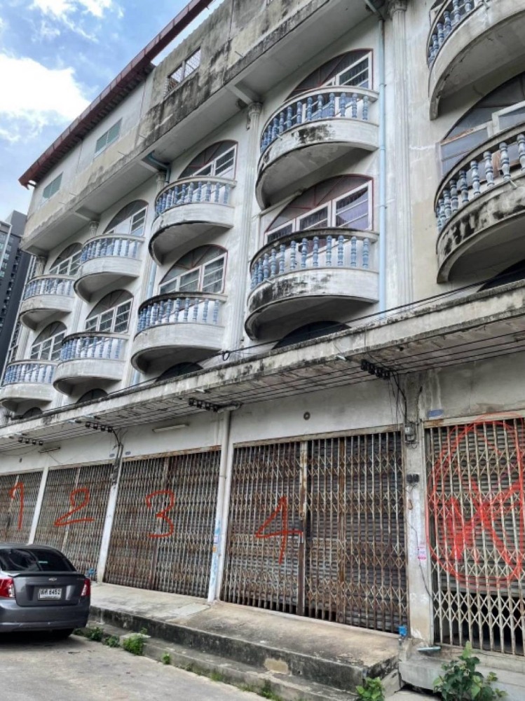 For RentShop HouseBang kae, Phetkasem : Commercial building for rent, Phetkasem area, near MRT Phasi Charoen, only 1 minute away.