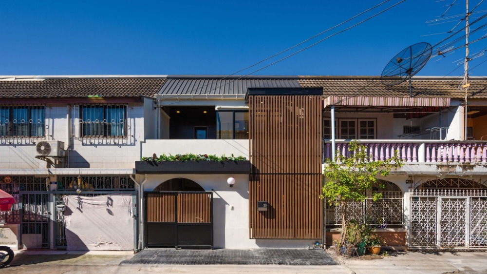 For SaleTownhomeOnnut, Udomsuk : LTH11173–Townhome FOR SALE at Hidden Gem 2 beds 2 baths size 20 Sqw. Near BTS Bang Chak Station ONLY 6.89 MB