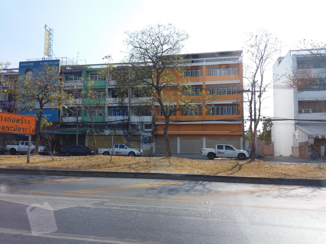 For SaleShop HousePathum Thani,Rangsit, Thammasat : For sale: 4.5-storey commercial building, 3 units, on the main road, at the entrance to Soi Jai-ue, opposite the Saem Suk factory, Pathum Thani. Very good location, suitable for business.