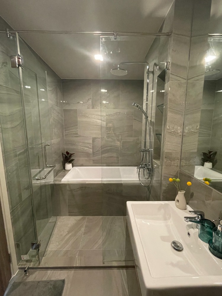 For SaleCondoSukhumvit, Asoke, Thonglor : For sale Ideo Q Sukhumvit 36, corner room, 2 bedrooms, beautifully decorated, fully furnished, curved balcony, high floor, beautiful view, easy to travel, near BTS Thonglor