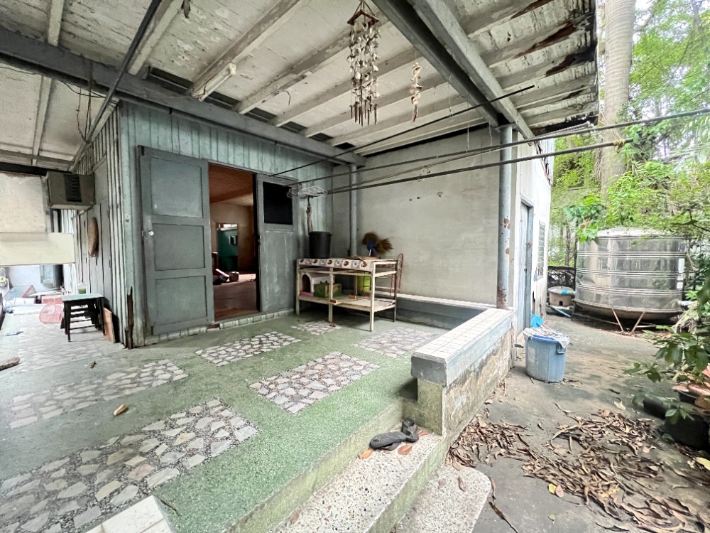 For RentHouseSukhumvit, Asoke, Thonglor : RH110324 2-storey house for rent, Sukhumvit 36, near BTS Thonglor, only 500 meters. The whole house can be renovated. Suitable for opening a clinic or a restaurant.