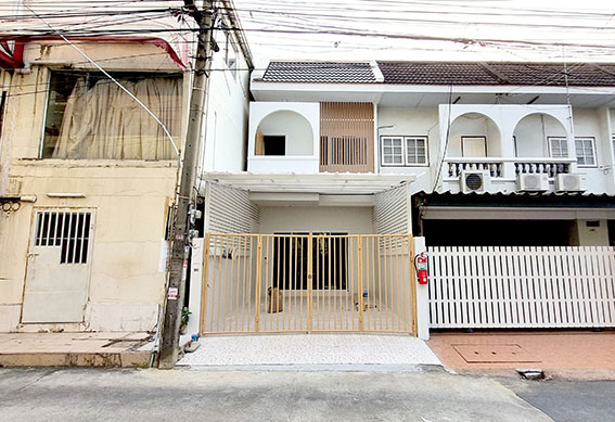 For SaleTownhomeKaset Nawamin,Ladplakao : Townhouse at the beginning of Soi Ram Intra 14, 800 meters from the main road. At the entrance of the alley is the Mai Lap BTS station. The whole house has been renovated and is ready to move in.