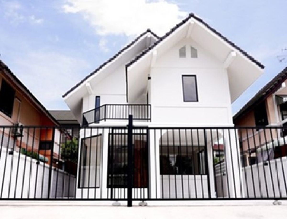 ให้เช่าบ้านสุขุมวิท อโศก ทองหล่อ : For Rent ให้เช่าบ้านเดี่ยว / Home office 2 ชั้น Renovate ใหม่ สวยมาก ซอยสุขุมวิท 68 จากปากซอย 700 เมตร ใกล้ BTS อุดมสุข แอร์ 6 เครื่อง / มีเฟอร์นิเจอร์ / อยู่อาศัย หรือ Home Office
