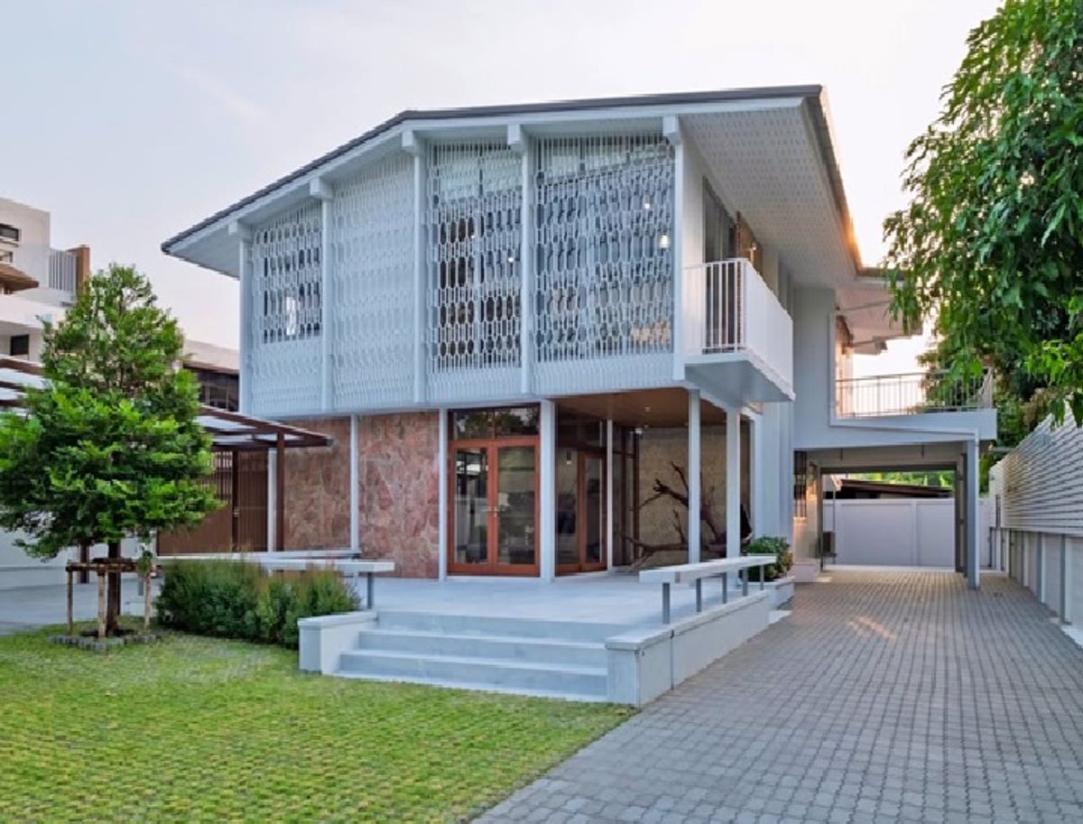 ให้เช่าบ้านสุขุมวิท อโศก ทองหล่อ : For Rent ให้เช่าบ้านเดี่ยว 2 ชั้น รีโนเวทใหม่ ซอยปรีดีพนมยงค์ 25 (เอกมัยซอย 10) ทำเลดีมาก / บ้านสวยมาก / หลังใหญ่ 143 ตารางวา / จอดรถ 6 คัน / เฟอร์นิเจอร์บางส่วน / อยู่อาศัย ไม่สัตว์เลี้ยง ไม่จดบริษัท