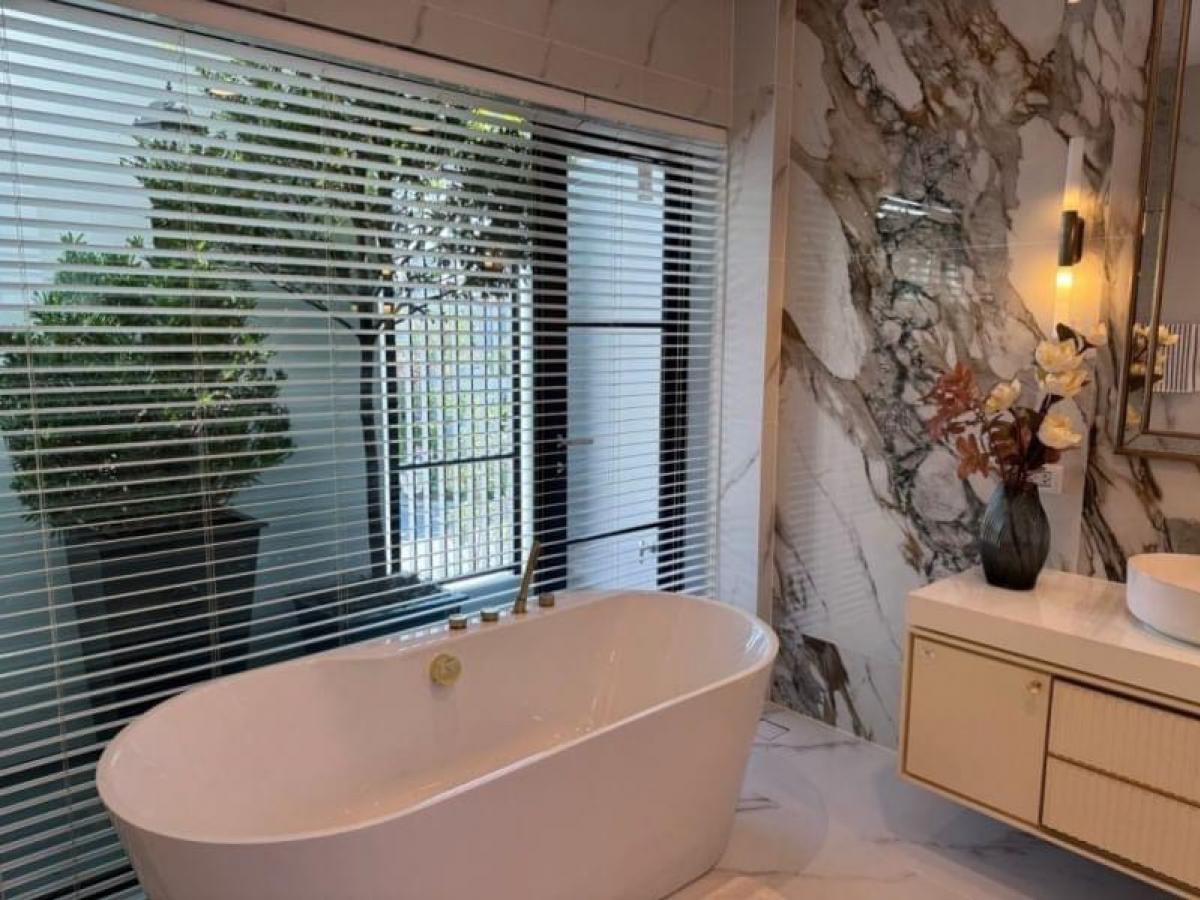 For SaleHousePattanakan, Srinakarin : House for sale, Nantawan Rama 9, Bangkok, new cut, size 400 Sq.m, 4 bed, 5 bath, only 53,000,000, contact 086-795-9997 (Jimmy)