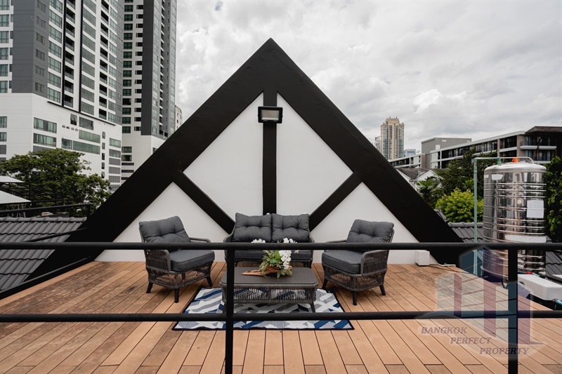 For SaleTownhomeSukhumvit, Asoke, Thonglor : Newly renovated townhouse in Soi Sukhumvit 39 For Sale, 5 min to M Quartier