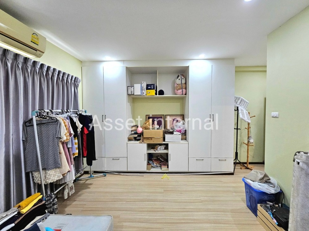 For SaleHome OfficeMin Buri, Romklao : Land for sale with Home Office, 4 and a half storey office, area 1 rai, 10 bedrooms, 9 bathrooms, parking for 50 cars, with 16 kw Solar cell panel, Saen Saep Subdistrict, Min Buri District, Bangkok