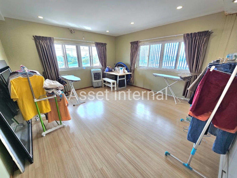 For SaleHome OfficeMin Buri, Romklao : Land for sale with Home Office, 4 and a half storey office, area 1 rai, 10 bedrooms, 9 bathrooms, parking for 50 cars, with 16 kw Solar cell panel, Saen Saep Subdistrict, Min Buri District, Bangkok