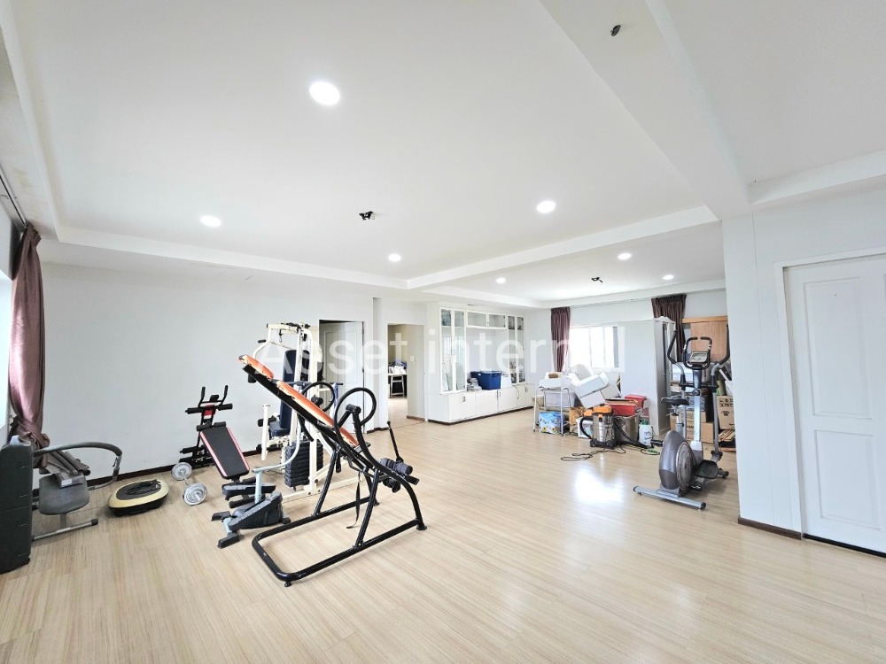 For SaleHome OfficeMin Buri, Romklao : Land for sale with Home Office, 4 and a half storey office, area 1 rai, 10 bedrooms, 9 bathrooms, parking for 50 cars, with 16 kw Solar cell panel, Saen Saep Subdistrict, Min Buri District, Bangkok